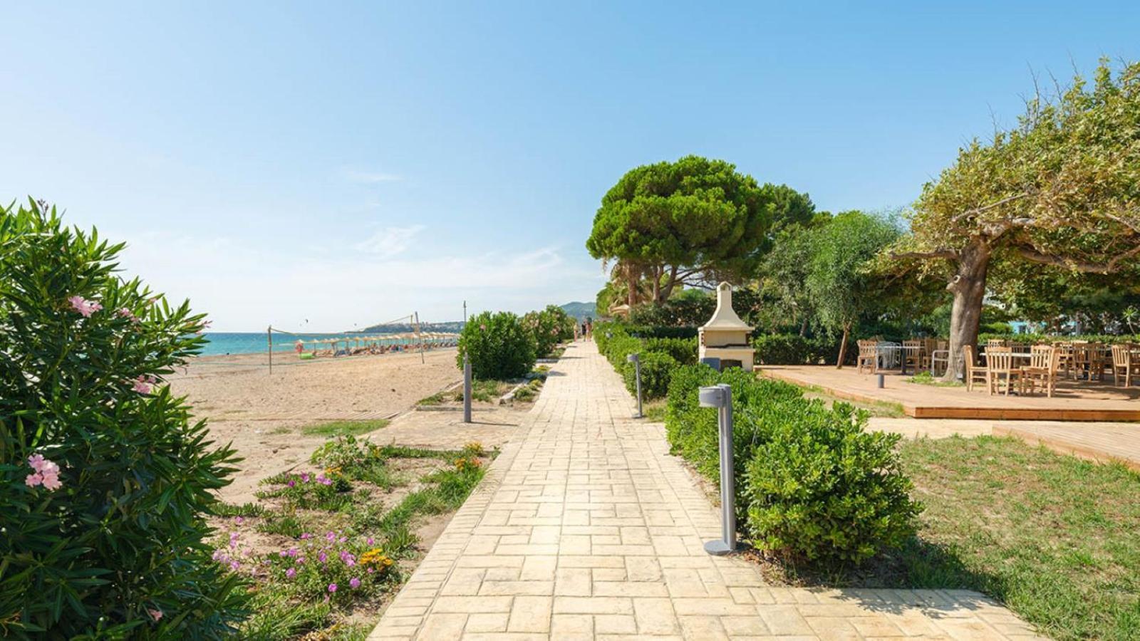 Ninos Grand Beach Resort Kastrosikia Extérieur photo