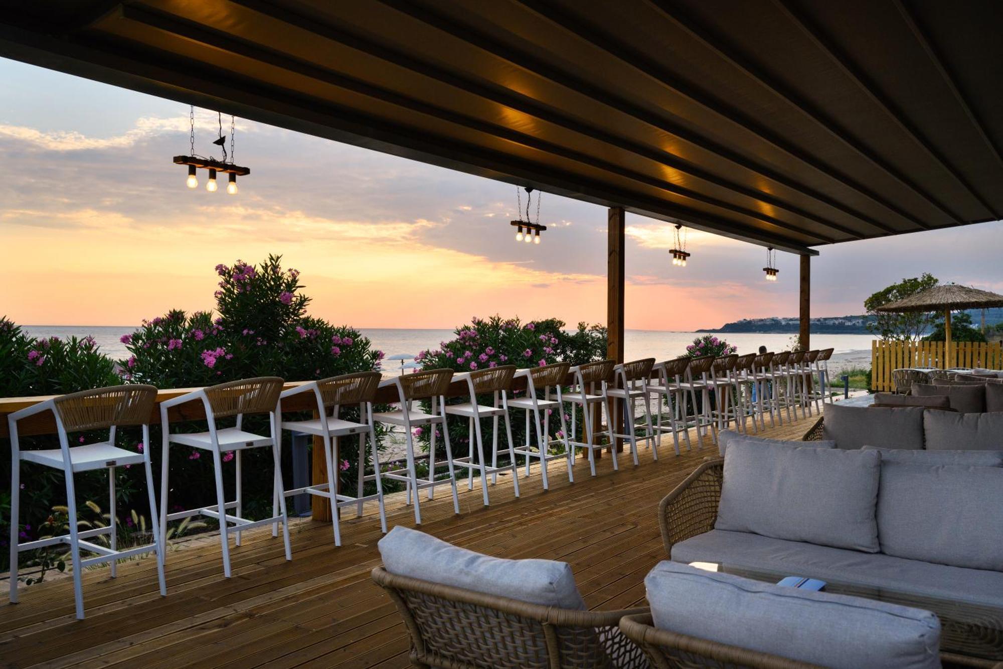 Ninos Grand Beach Resort Kastrosikia Extérieur photo